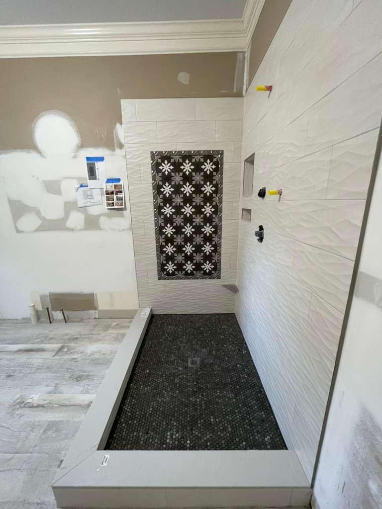 Baño con Cerámica y Diseño Central en Muro con Jabonera y Nicho para Shampoo