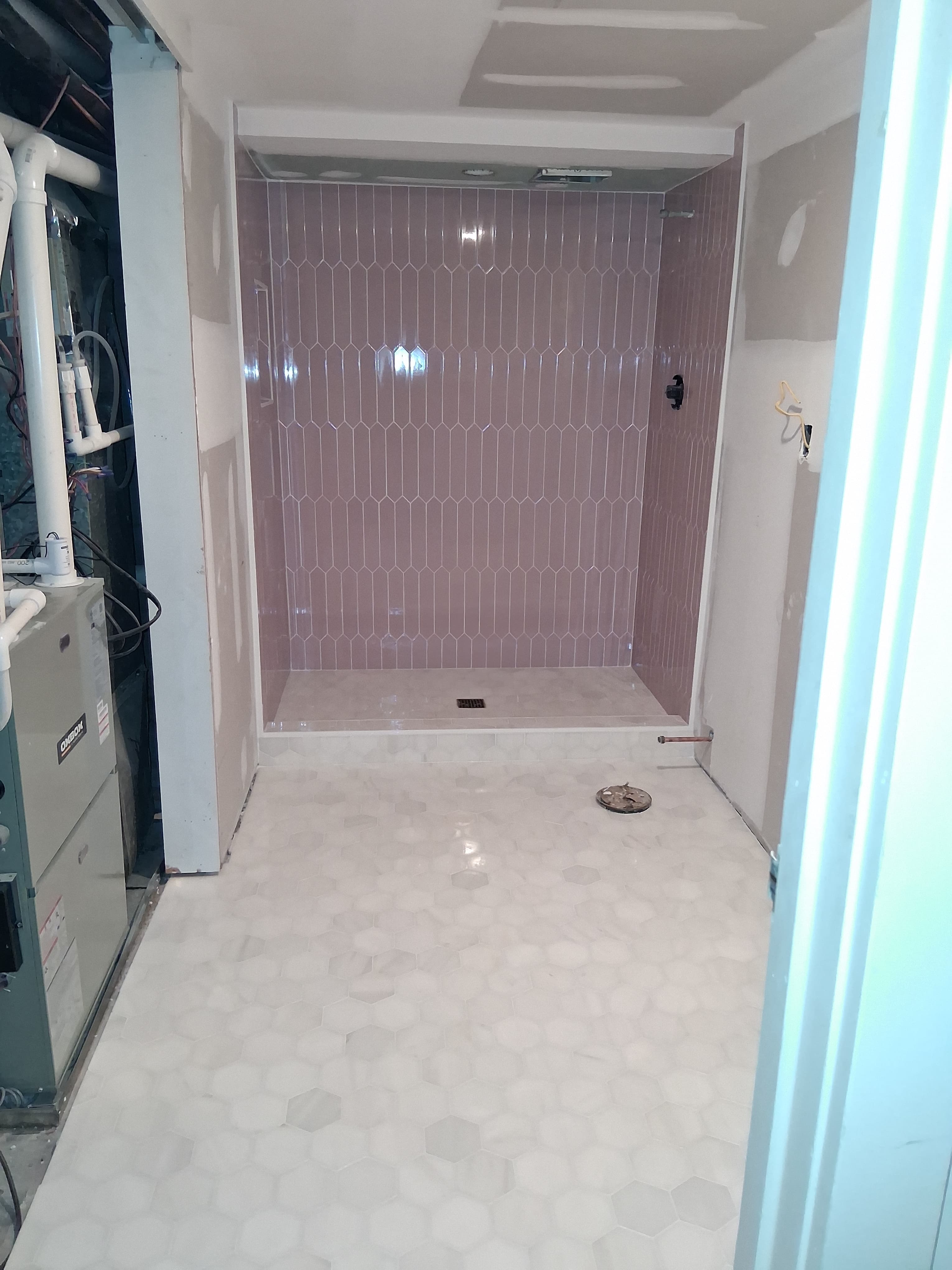 Baño con Combinación de Porcelanato y Mármol Hexagonal en Piso y Muros