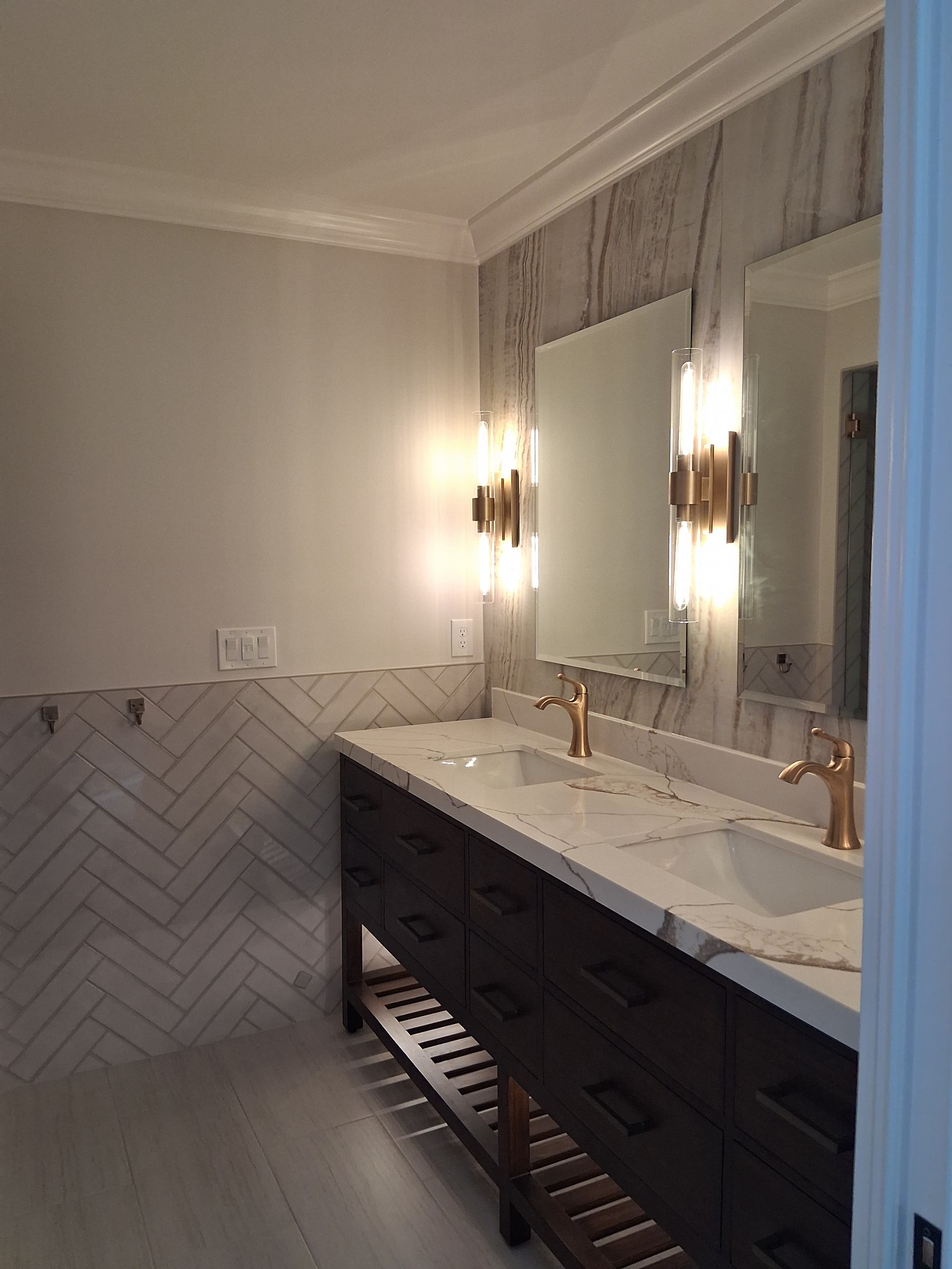 Baño Master con Combinación de Porcelanato, Cerámica y Piedra Natural en Diseño Zig-Zag