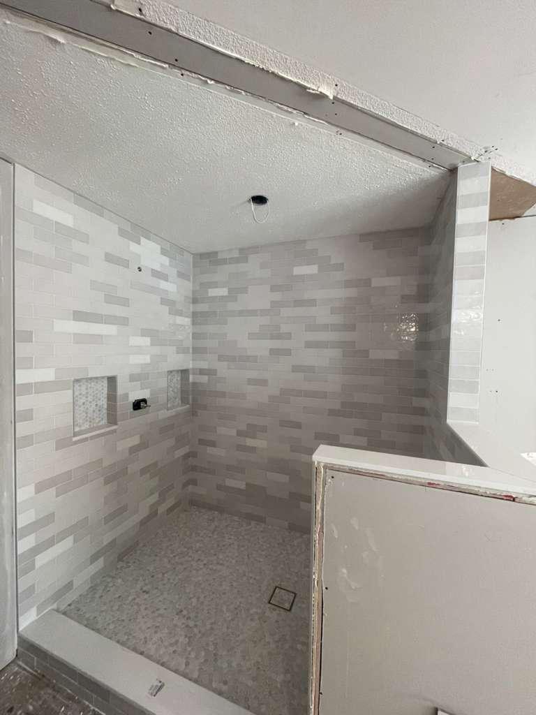 Baño con Porcelanato en Colores Mixtos y Dos Jaboneras