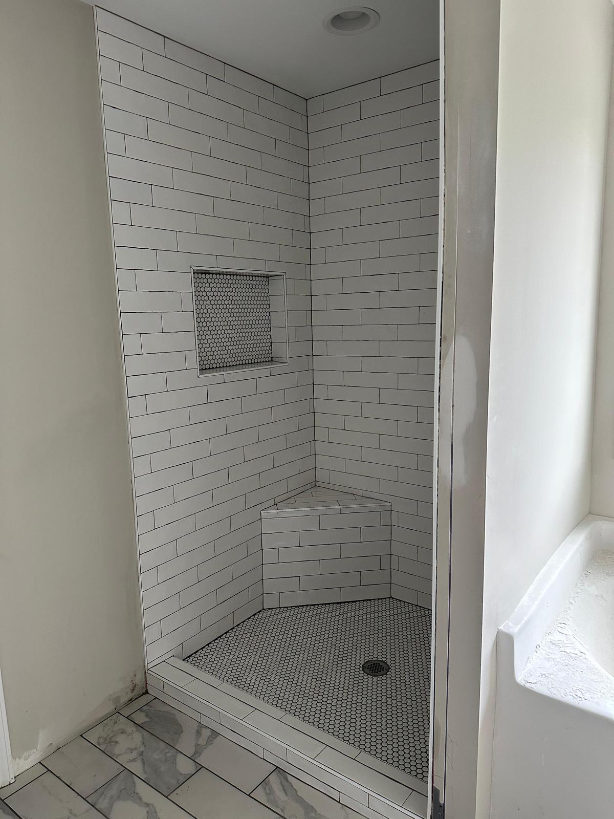 Baño con Porcelanato Estilo Tabique Asiento Triangular y Jabonera Integrada