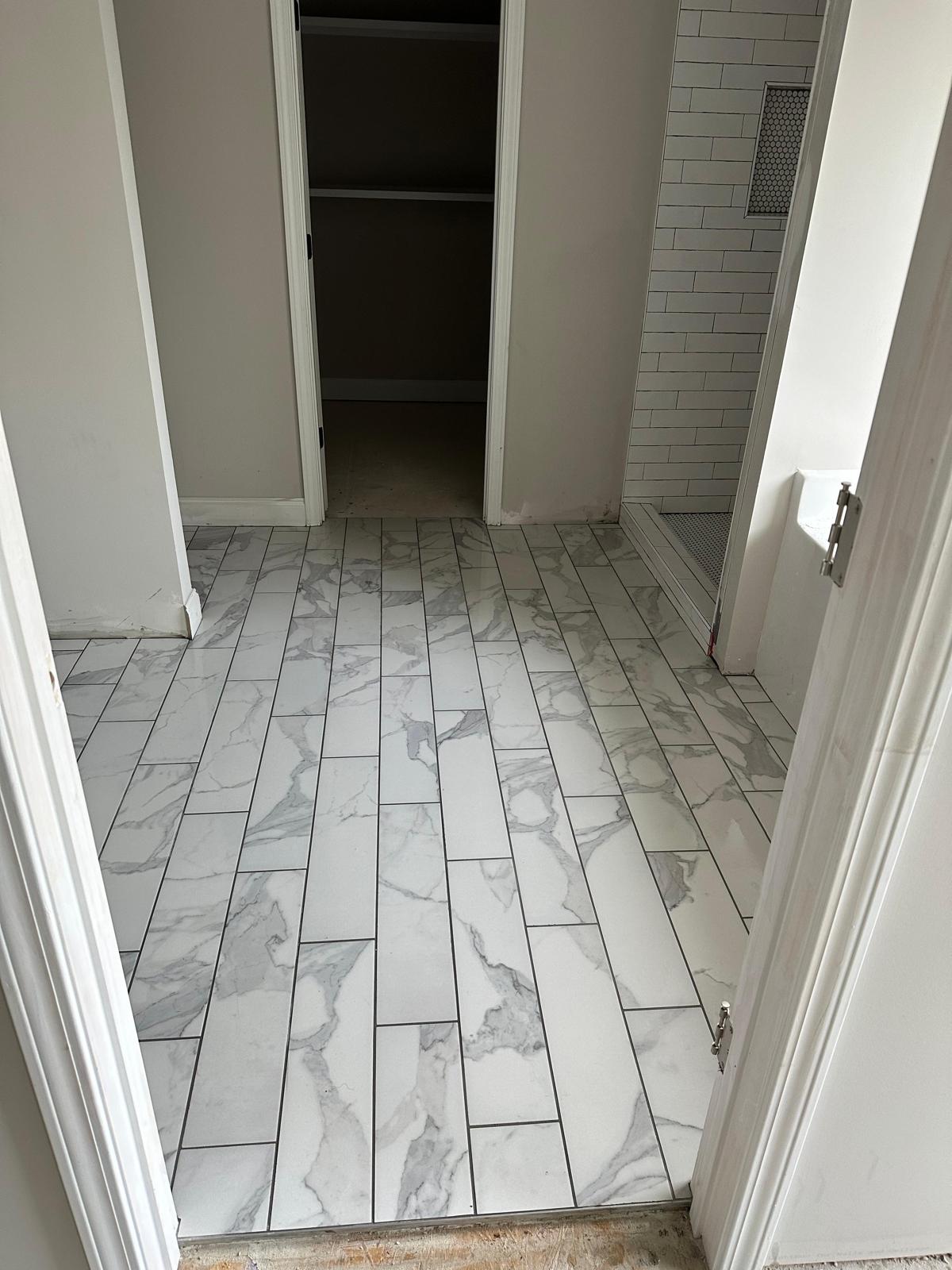 Baño con Porcelanato Estilo Tabique Asiento Triangular y Jabonera Integrada