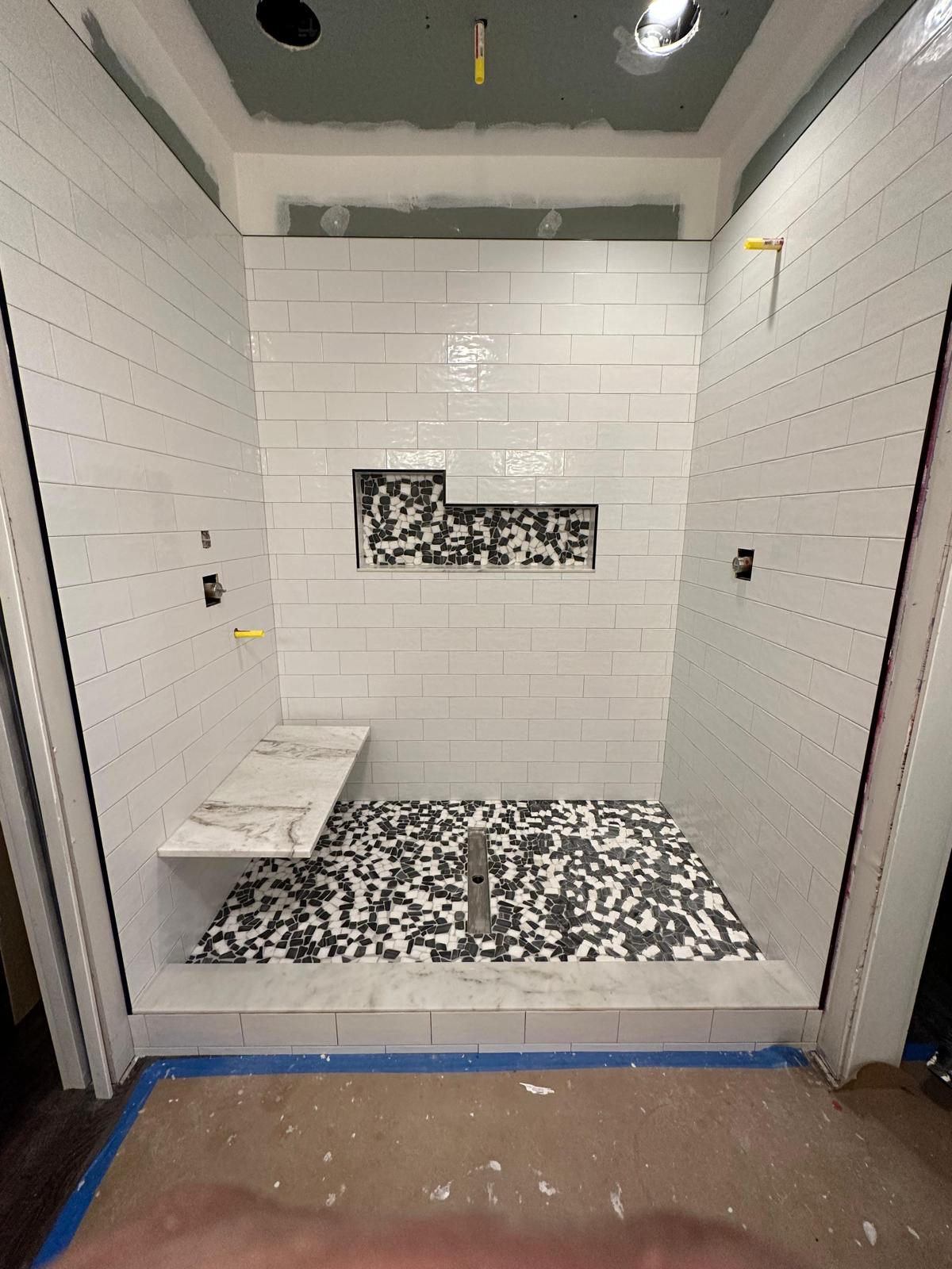 Baño con Porcelanato Estilo Tabique y Piedras Naturales con Jabonera Personalizada