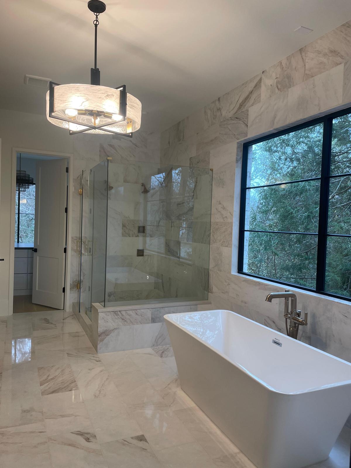 Baño Master con Mármol en Muros y Acabados de Alta Calidad