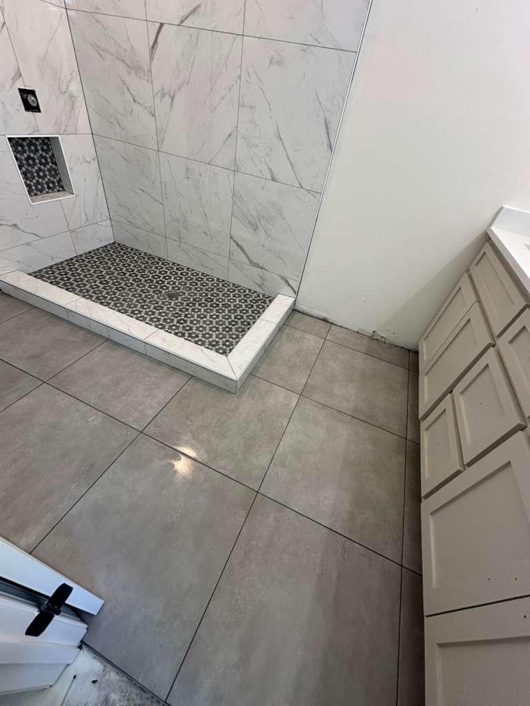 Baño con Cerámica y Diseño Central en Muro con Jabonera y Nicho para Shampoo